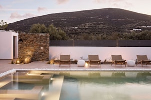 Una piscina al aire libre de temporada, tumbonas