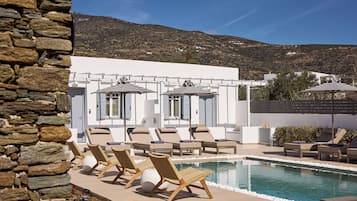 Seasonal outdoor pool, sun loungers