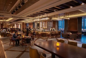 2 bars/lounges, lobby lounge