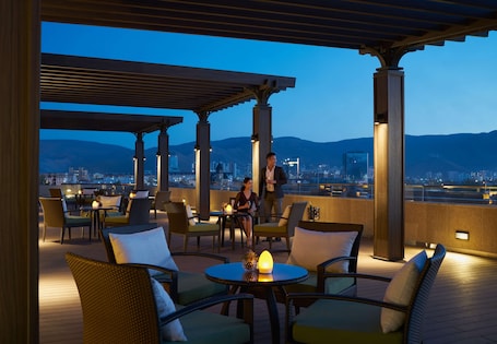 2 bars/lounges, lobby lounge