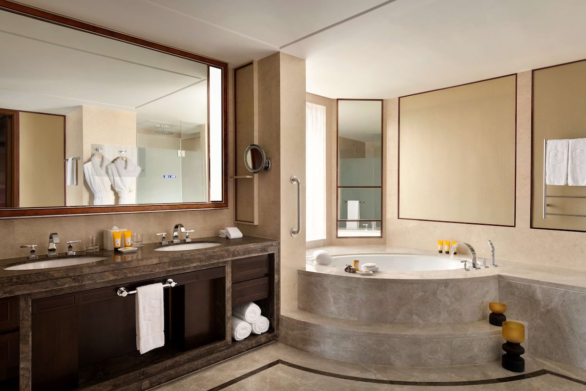 Suite (Shangri-La) | Bathroom