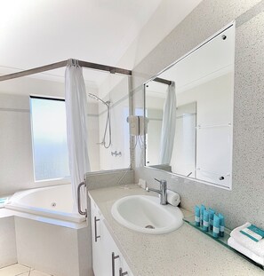 One Bedroom Apartment | Bathroom | Free toiletries, hair dryer, towels