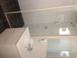 Shower, free toiletries, towels