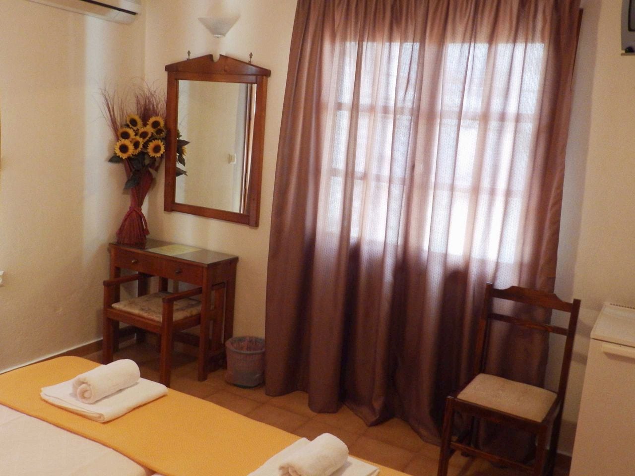 Habitación estándar | Escritorio, tabla de planchar con plancha, wifi gratis y ropa de cama 