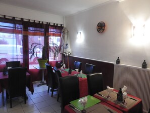 Breakfast, lunch, dinner served; French cuisine - Au Sleeping (Boulogne-sur-Mer)