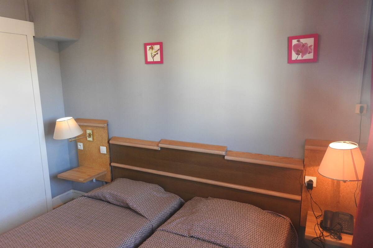 Twin kamer | Een bureau, babybedden (toeslag), extra bedden (toeslag), gratis wifi