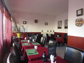 Se sirven desayunos, comidas, cenas y cocina francesa 