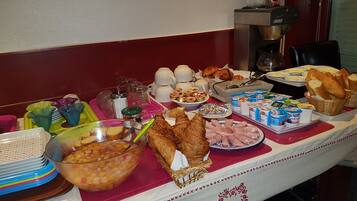 Daily buffet breakfast (EUR 7.00 per person)