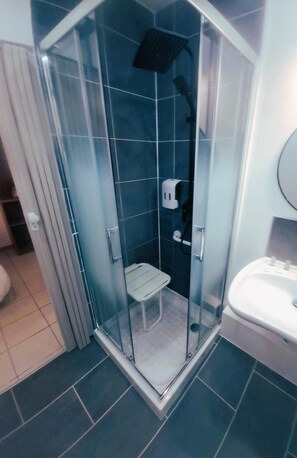 Regadera, amenidades de baño gratuitas, toallas 