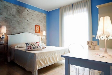 Minibar, escritorio, sistema de insonorización y cunas gratuitas . La Chora di Paestum