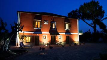 Fassade der Unterkunft â Abend/Nacht