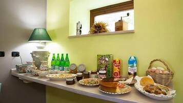 Café da manhã com buffet grátis todos os dias