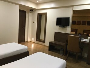 Minibar, escritorio, wifi gratis y ropa de cama 