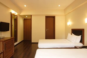 Chambre Double Standard, vue ville | Minibar, bureau, Wi-Fi gratuit, draps fournis