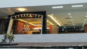 A hotel entrance with a modern design, featuring a glass facade and a staircase leading to the lobby. - GDS Hotel Kuala Lumpur (Kuala Lumpur)