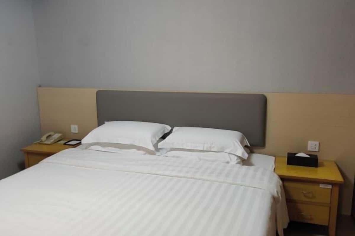 1 Schlafzimmer, hochwertige Bettwaren, Schreibtisch