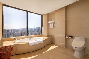 Suite Deluks, 1 Tempat Tidur King | Kamar mandi | Perlengkapan mandi gratis, pengering rambut, jubah mandi, dan sandal