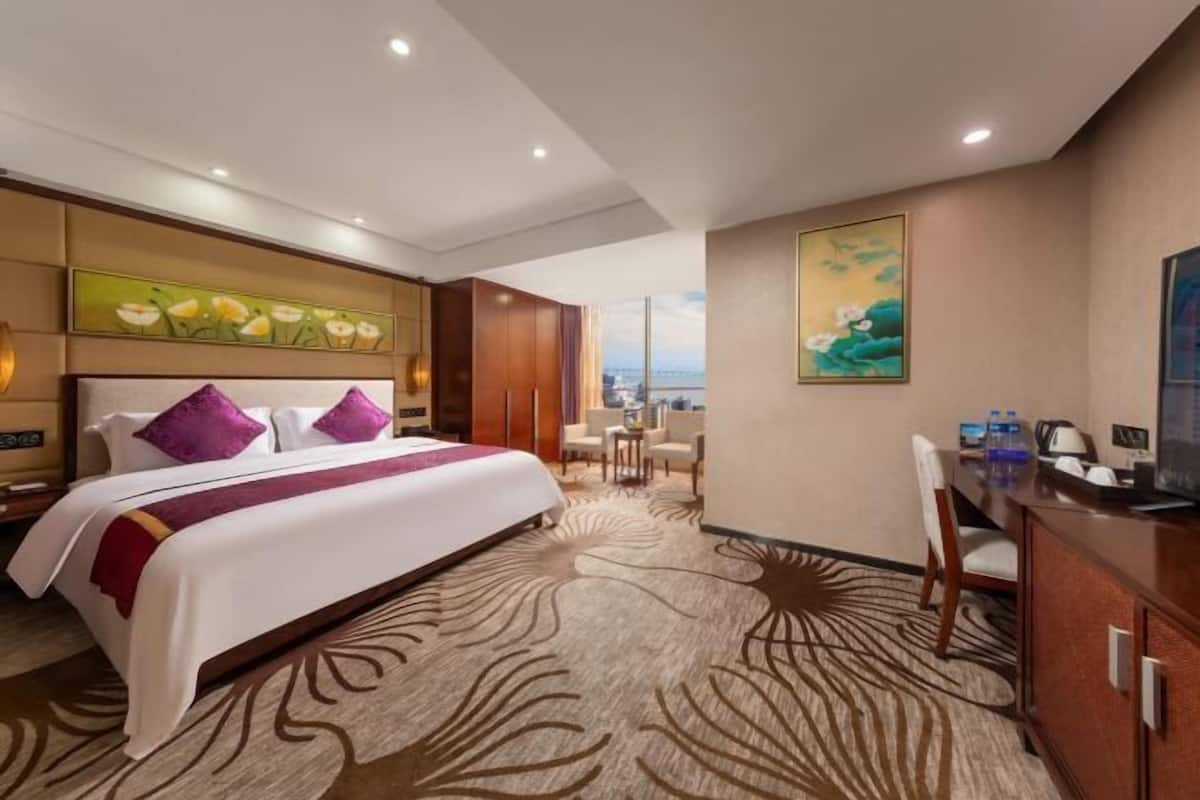 1 Schlafzimmer, hochwertige Bettwaren, Schreibtisch