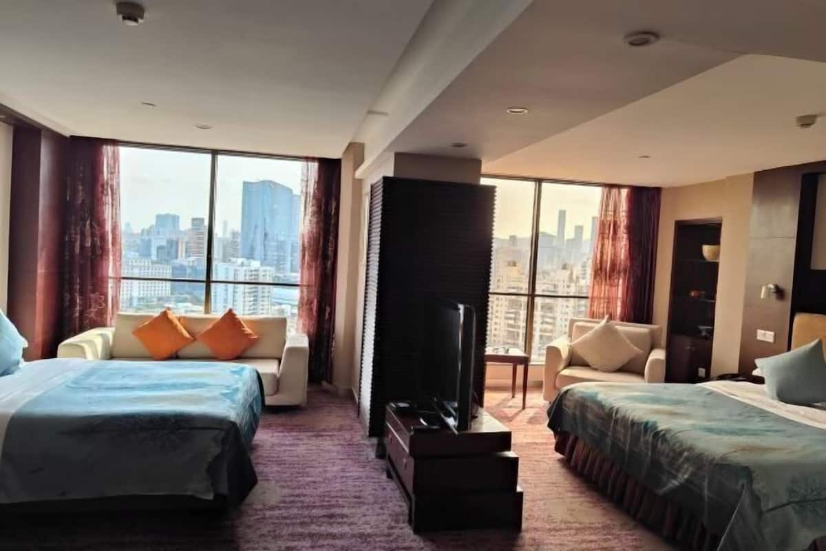 1 Schlafzimmer, hochwertige Bettwaren, Schreibtisch
