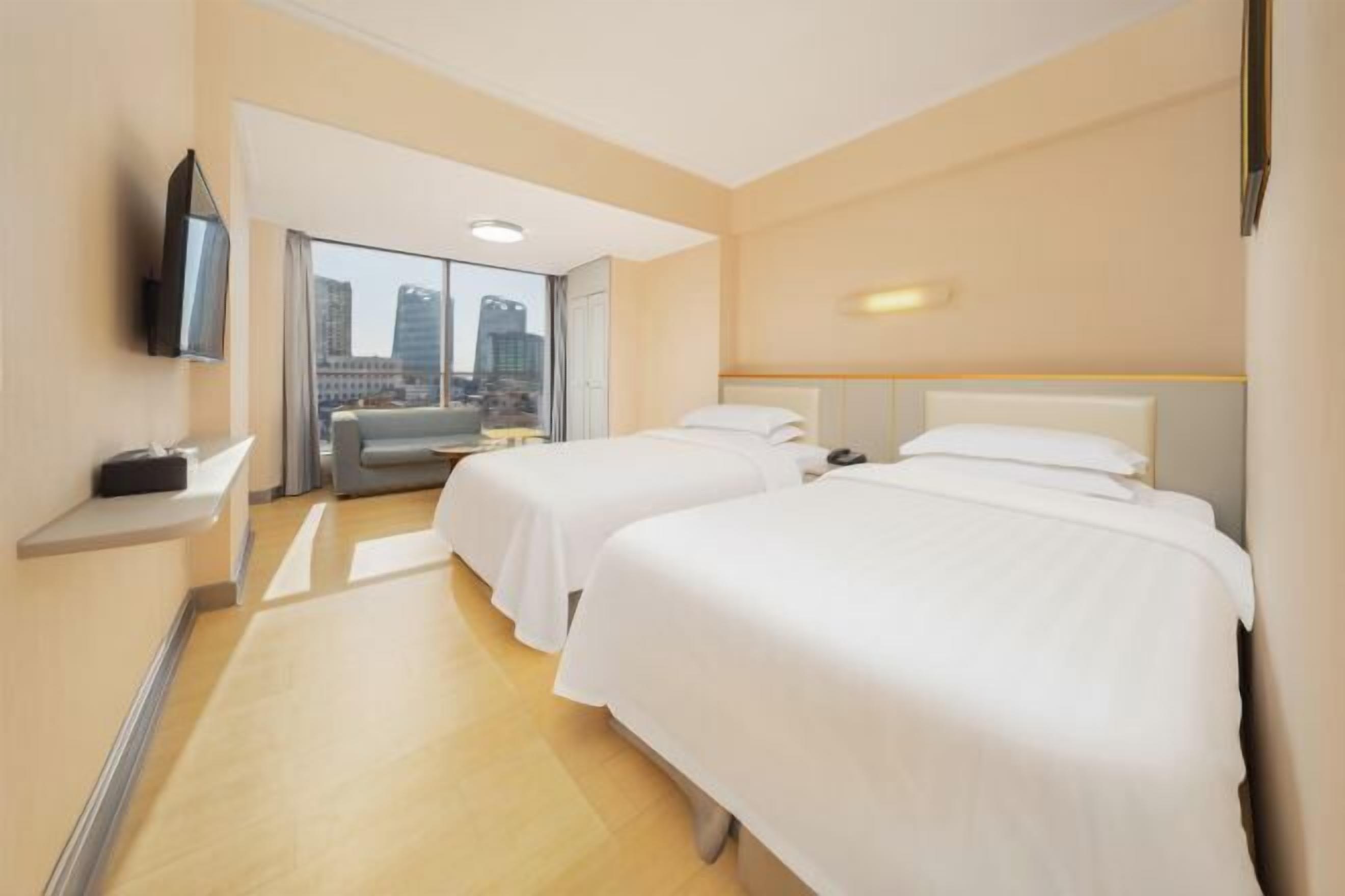 Hochwertige Bettwaren, Schreibtisch, Verdunkelungsvorhänge