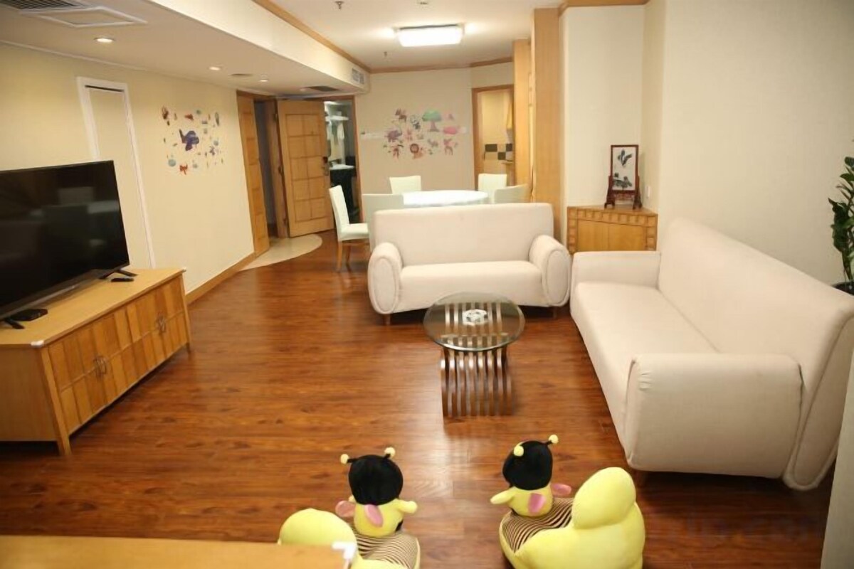 Family Friendly Room - 2-Room (1 Living Room)