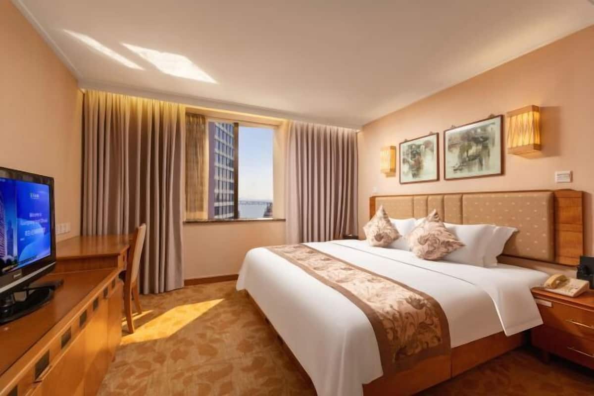 1 Schlafzimmer, hochwertige Bettwaren, Schreibtisch