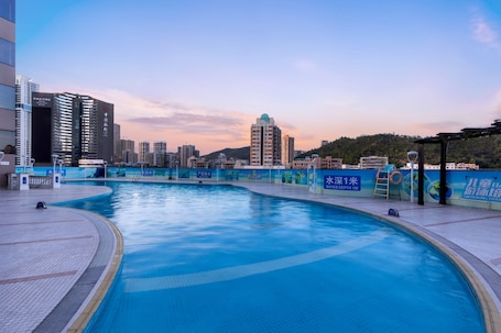 Seasonal outdoor pool, pool umbrellas