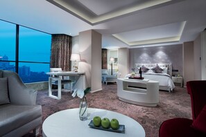 ห้องดีลักซ์สวีท, เตียงคิงไซส์ 1 เตียง | ห้องน้ำ | ของใช้ในห้องน้ำฟรี, ไดร์เป่าผม, เสื้อคลุมอาบน้ำ, รองเท้า  สวมภายในห้อง