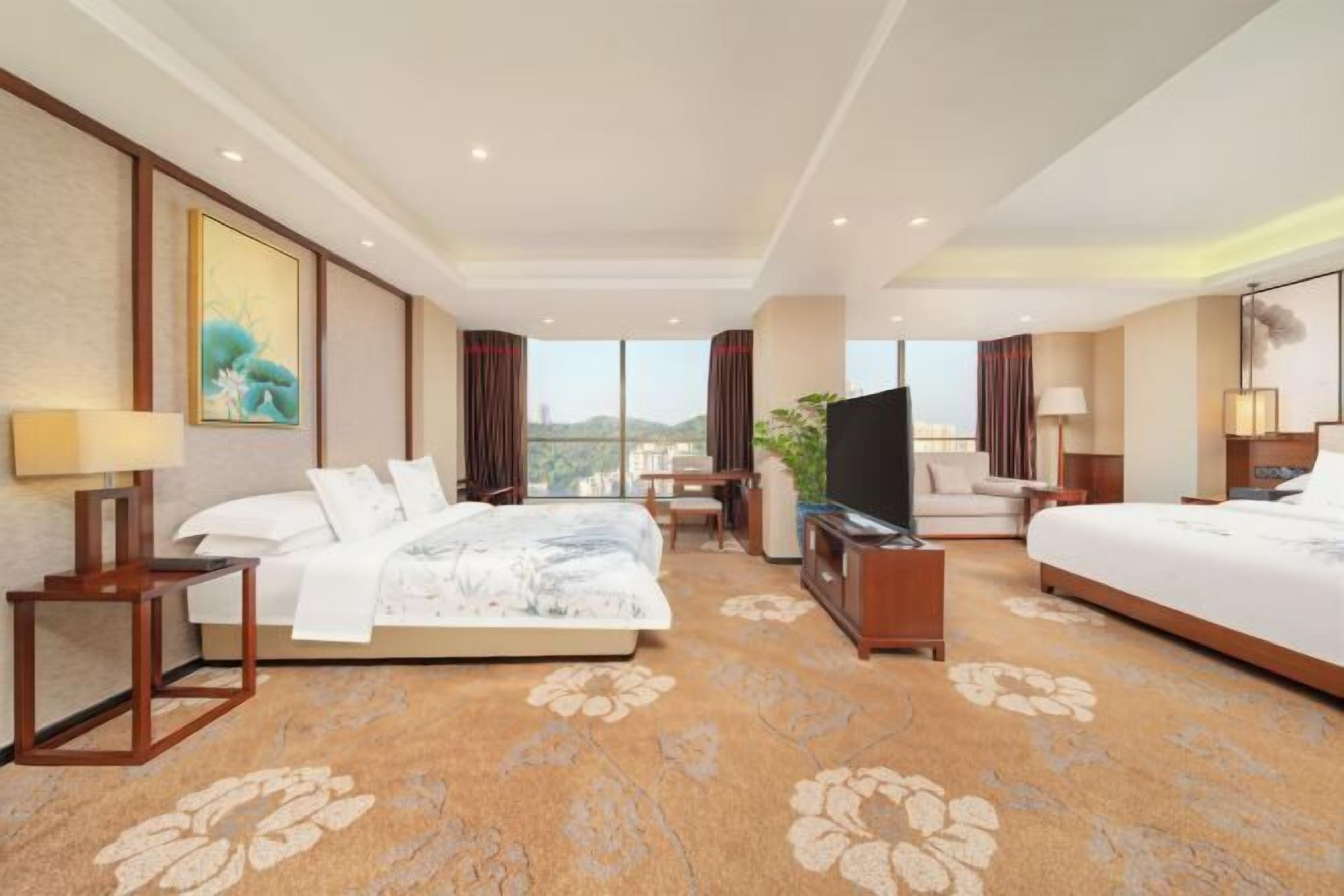 Hochwertige Bettwaren, Schreibtisch, Verdunkelungsvorhänge