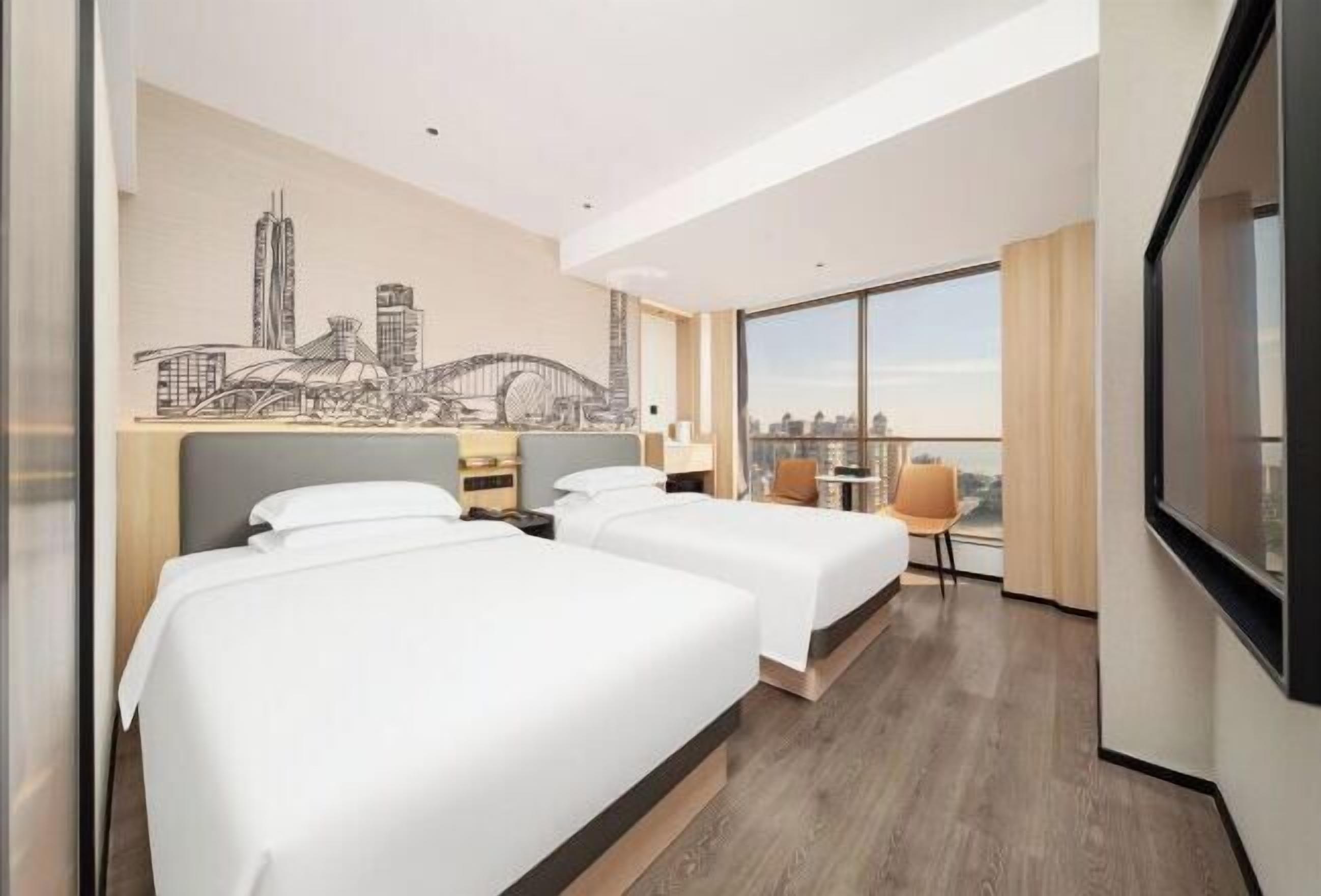 Hochwertige Bettwaren, Schreibtisch, Verdunkelungsvorhänge