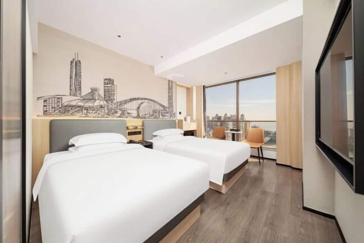 Hochwertige Bettwaren, Schreibtisch, Verdunkelungsvorhänge