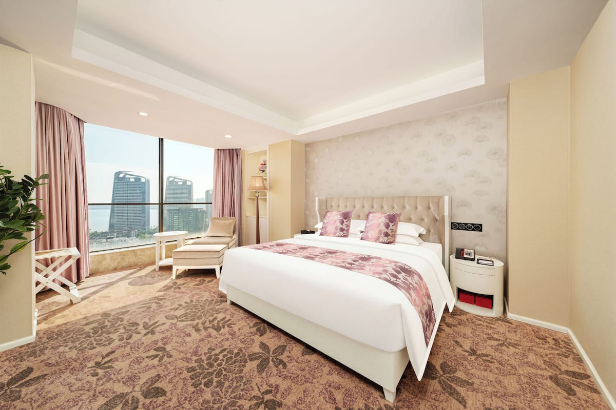 Deluxe Executive Suite | Premium bedding, desk, blackout curtains, rollaway beds