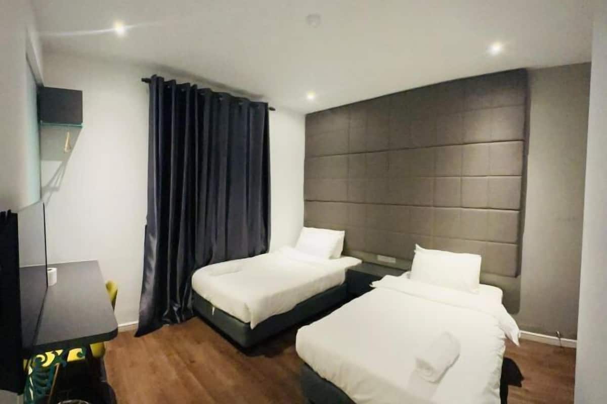 Ropa de cama de alta calidad y caja de seguridad en la habitación