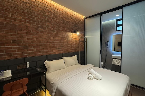 Premium Room, 1 Queen Bed | Premium bedding, in-room safe, desk, WiFi (free)