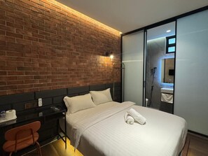 Premium kamer, 1 queensize bed | Luxe beddengoed, een kluis op de kamer, een bureau, gratis wifi