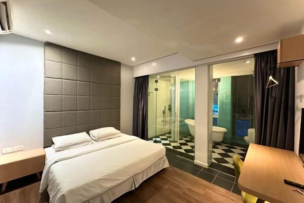 Ropa de cama de alta calidad y caja de seguridad en la habitación