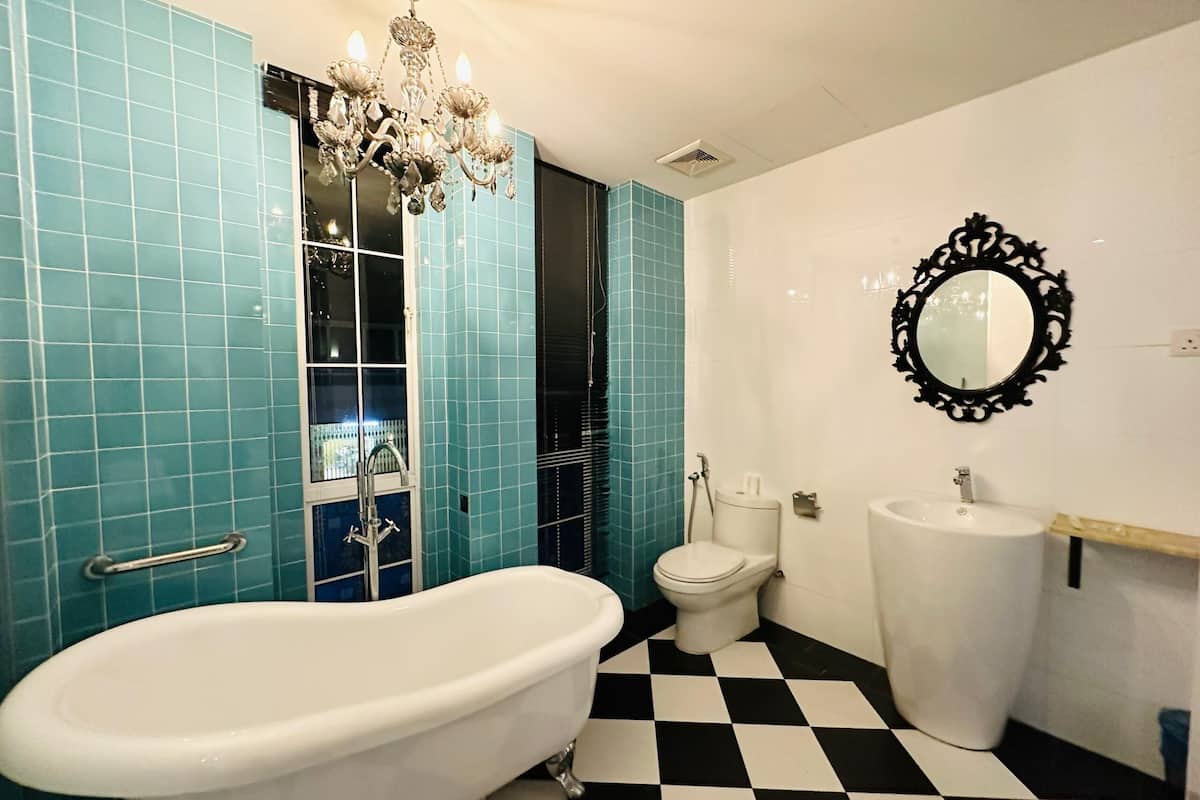 superior room | bathroom | shower, free toiletries, bidet, towels