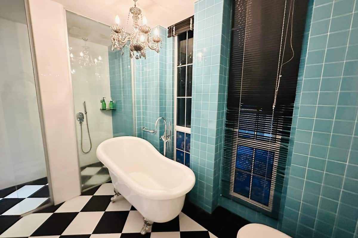 superior room | bathroom | shower, free toiletries, bidet, towels