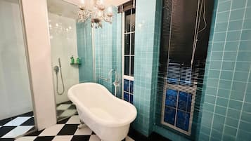 Superior Room | Bathroom | Shower, hair dryer, bidet, towels