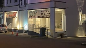 Ein Hotel mit der Aufschrift „HAVONA HOTEL“ und einem Neonzeichen, das „HAVONA BOUTIQUE HOTEL“ anzeigt.