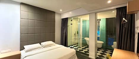 Habitación superior | Ropa de cama de alta calidad y caja de seguridad en la habitación
