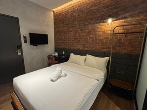 Premium kamer, 1 queensize bed | Luxe beddengoed, een kluis op de kamer, een bureau, gratis wifi
