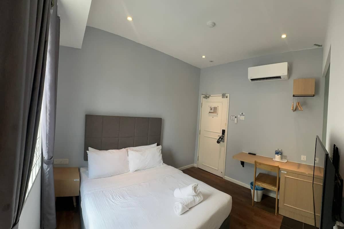 deluxe queen room with window | premium bedding, in-room safe, desk, free wifi