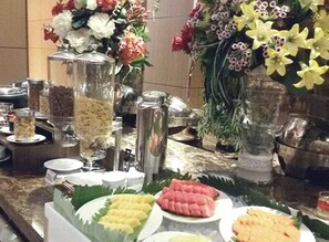 Breakfast area - Orchardz Hotel Bandara Jakarta (Tangerang)