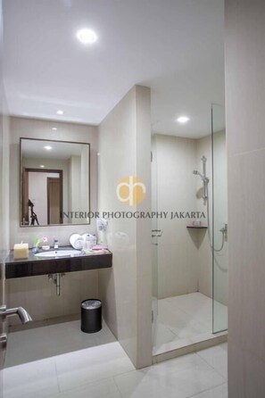 Shower, slippers, towels - Orchardz Hotel Bandara Jakarta (Tangerang)