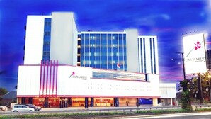 Front of property – evening/night - Orchardz Hotel Bandara Jakarta (Tangerang)