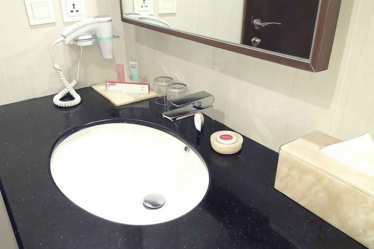 ห้องน้ำ | ฝักบัว, รองเท้าสวมภายในห้อง, ผ้าเช็ดตัว