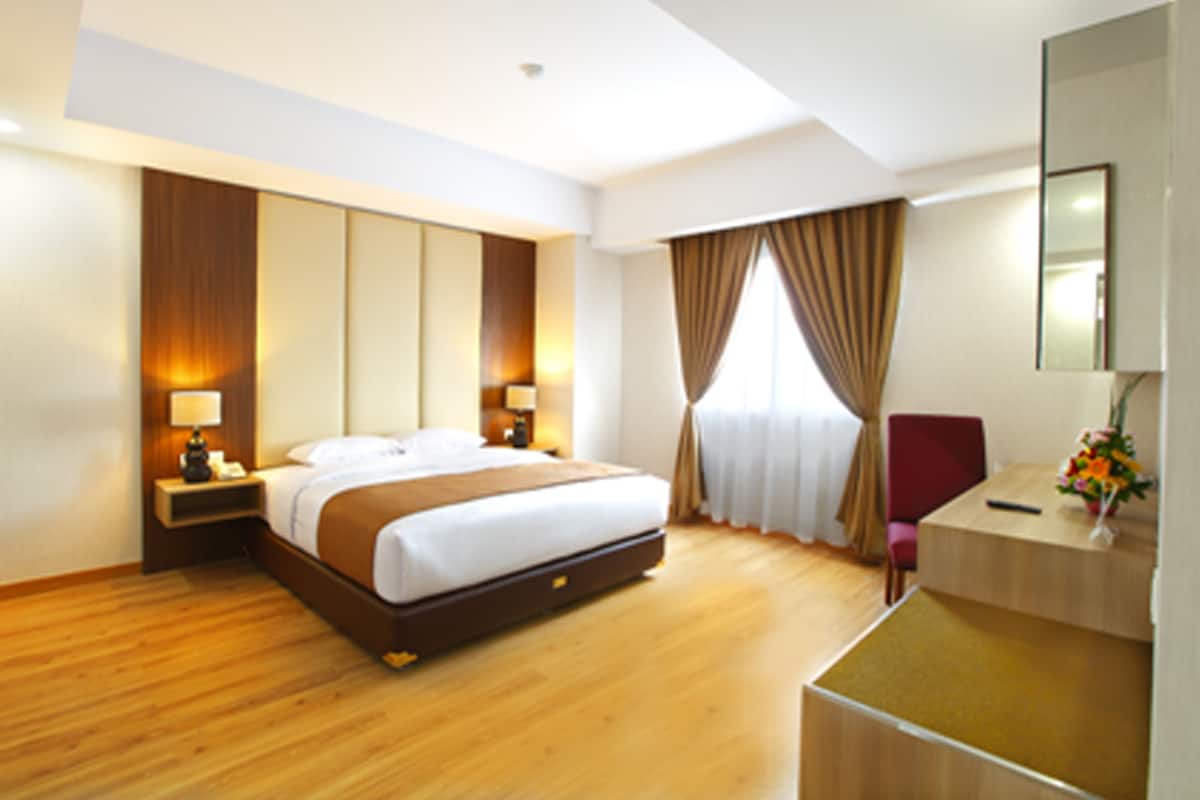 Deluxe Room | Minibar, in-room safe, free WiFi, bed sheets