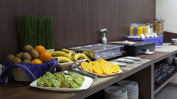 Ein Buffet mit Früchten, Getränken und einer Auswahl an Speisen.