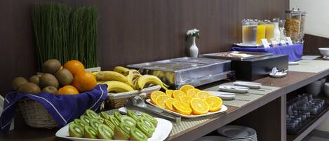 Petit déjeuner buffet (9 EUR par personne)